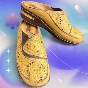 vtg y2k (2001) floral leather clogs - l’artiste spring step, sz 39 (8.5/9)